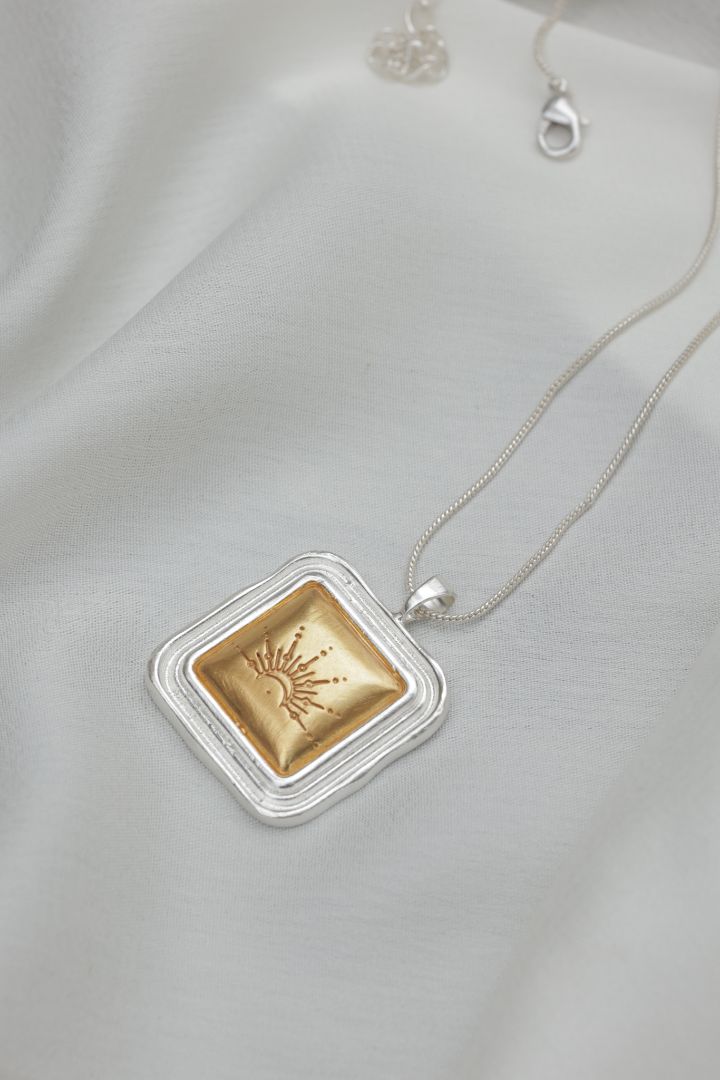 Saka saga pendant